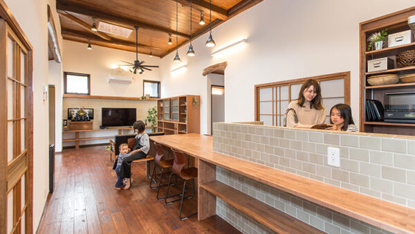 旧家をシックモダン調のカフェスタイルに