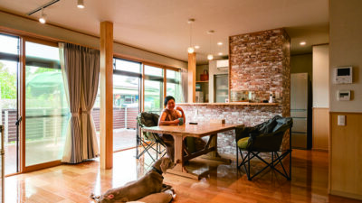 4人家族＋4匹の愛犬のための、癒しを感じる落ち着きのある住まい